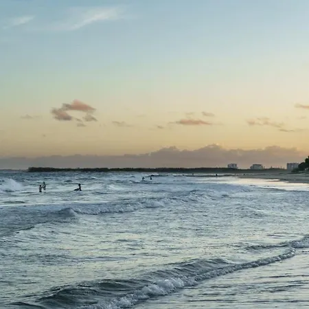 Spacious Apartment, Walk To Kings Beach Caloundra Exterior photo